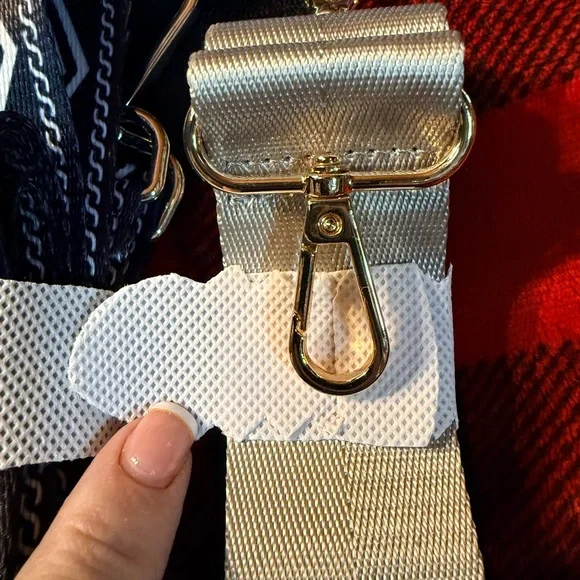 Lot of 6 gently used and new Wallets and 2 Purse Straps. - Picture 15 of 15